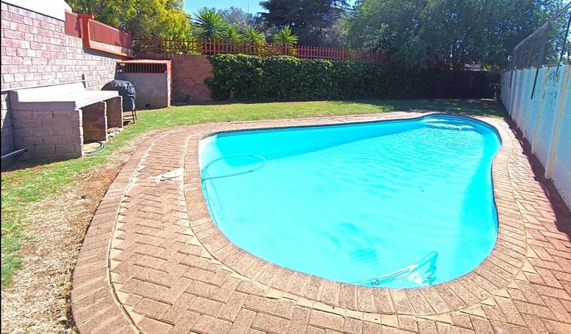 4 Bedroom Property for Sale in Langenhovenpark Free State